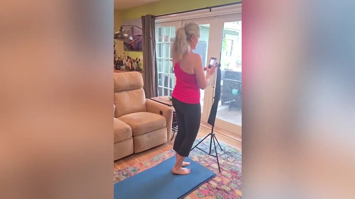 Aluna gravando o movimento para receber correção